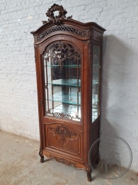 Антикварная витрина с изящной резьбой код. BE4139751