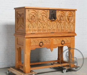 картинка Старинный дубовый комод в готическом стиле салоне старинных вещей "Шебби" являющийся официальным дистрибьютором в России и Беларуси