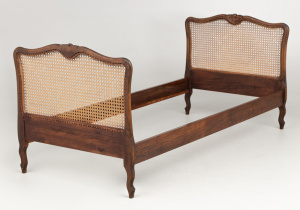 картинка Старинная кровать салоне старинных вещей "Шебби" являющийся официальным дистрибьютором в России и Беларуси