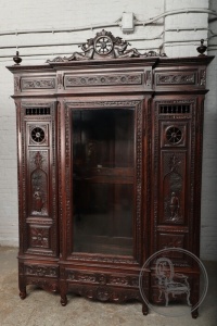 картинка Антикварная дубовая витрина в бретонском стиле салоне старинных вещей "Шебби" являющийся официальным дистрибьютором в России и Беларуси