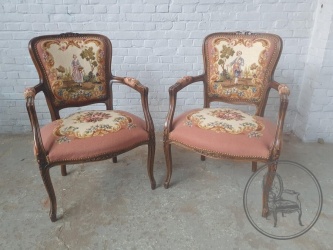 Антикварные ореховые кресла (2 шт.) с гобеленом с пасторальным сюжетом код. BE4143117