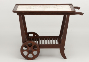 картинка Старинный сервировочный столик салоне старинных вещей "Шебби" являющийся официальным дистрибьютором в России и Беларуси