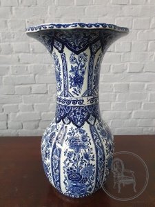 картинка Старинная ваза Delft с росписью в ботаническом стиле салоне старинных вещей "Шебби" являющийся официальным дистрибьютором в России и Беларуси