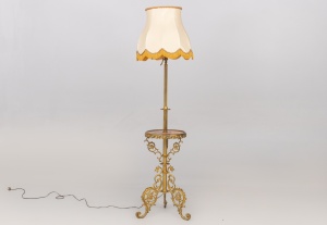 картинка Старинный торшер с абажуром на опоре, выполненной в форме столика на бронзовых ножках салоне старинных вещей "Шебби" являющийся официальным дистрибьютором в России и Беларуси