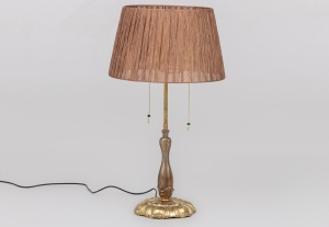 картинка Старинная настольная лампа с латунным основанием и полупрозрачным абажуром из текстиля салоне старинных вещей "Шебби" являющийся официальным дистрибьютором в России и Беларуси