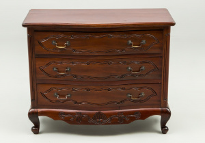 картинка Старинный комод салоне старинных вещей "Шебби" являющийся официальным дистрибьютором в России и Беларуси