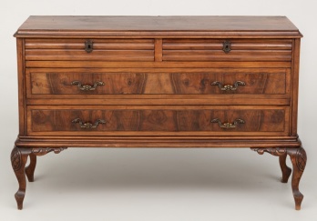 Старинный ореховый комод на гнутых ножнах код. XX85769