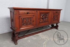 картинка Антикварный дубовый комод салоне старинных вещей "Шебби" являющийся официальным дистрибьютором в России и Беларуси