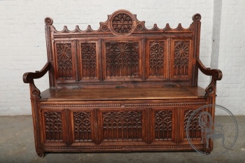 Антикварная скамья в готическом стиле со сложной резьбой код.&nbsp;BE4165683