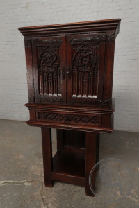 картинка Антикварный поставец с резьбой в готическом стиле салоне старинных вещей "Шебби" являющийся официальным дистрибьютором в России и Беларуси