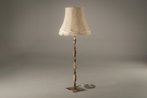 картинка Старинный торшер из латуни с ониксом салоне старинных вещей "Шебби" являющийся официальным дистрибьютором в России и Беларуси