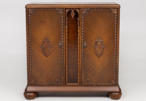 картинка Старинный посудный шкаф, отделанный плетеной резьбой салоне старинных вещей "Шебби" являющийся официальным дистрибьютором в России и Беларуси