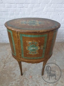 картинка Старинный комод в флорентийском стиле салоне старинных вещей "Шебби" являющийся официальным дистрибьютором в России и Беларуси