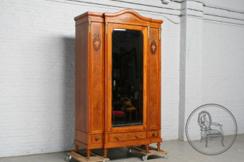 Антикварный шкаф из красного дерева с медальонами и бронзовыми накладками код. BE18468