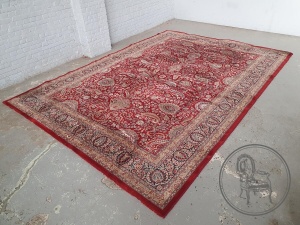 картинка Антикварный иранский шерстяной ковер салоне старинных вещей "Шебби" являющийся официальным дистрибьютором в России и Беларуси