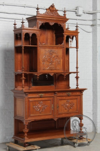 картинка Антикварный, ореховый буфет в стиле ренессанс салоне старинных вещей "Шебби" являющийся официальным дистрибьютором в России и Беларуси