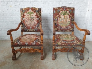 картинка Антикварные резные кресла (2 шт.) в обивке из гобелена салоне старинных вещей "Шебби" являющийся официальным дистрибьютором в России и Беларуси