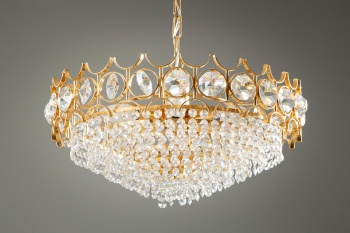 Люстра в позолоченном корпусе с каскадом подвесок в виде кристаллов код.&nbsp;RM4107091