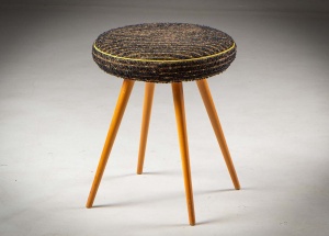 картинка Старинный пуфик на ножках из бука салоне старинных вещей "Шебби" являющийся официальным дистрибьютором в России и Беларуси