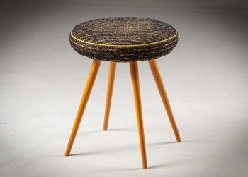 Старинный пуфик на ножках из бука код.&nbsp;RM4165551