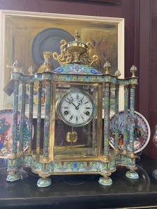 картинка Антикварные настольные часы салоне старинных вещей "Шебби" являющийся официальным дистрибьютором в России и Беларуси