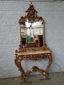 картинка Старинная консоль с зеркалом в стиле барокко салоне старинных вещей "Шебби" являющийся официальным дистрибьютором в России и Беларуси