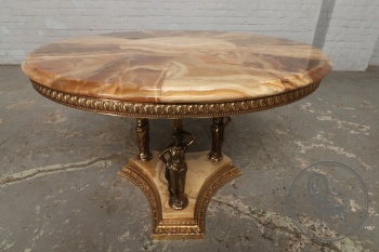 Старинный кофейный столик с отделкой из оникса и античными фигурами у подножья код. BE4104419