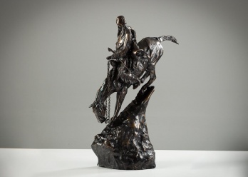 Старинная бронзовая скульптура, изображающая всадника на коне код. RM4119905