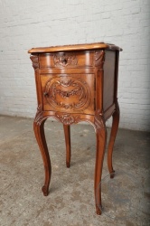 Антикварная ореховая тумбочка с мраморной столешницей код. BE4097347