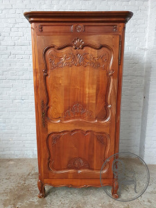 картинка Антикварный платяной шкаф из вишни салоне старинных вещей "Шебби" являющийся официальным дистрибьютором в России и Беларуси