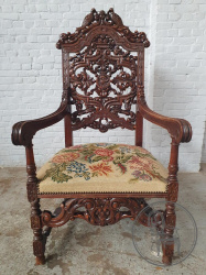 Антикварное кресло с рельефной резьбой, декорированное маскаронами и медальоном код. BE107026