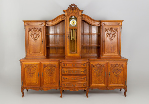 картинка Старинный буфет салоне старинных вещей "Шебби" являющийся официальным дистрибьютором в России и Беларуси