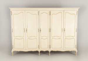 картинка Старинный шкаф салоне старинных вещей "Шебби" являющийся официальным дистрибьютором в России и Беларуси