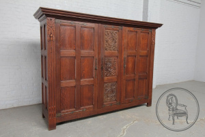 картинка Антикварный шкаф салоне старинных вещей "Шебби" являющийся официальным дистрибьютором в России и Беларуси