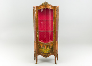 картинка Старинная витрина салоне старинных вещей "Шебби" являющийся официальным дистрибьютором в России и Беларуси