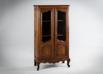 Антикварный сервант с ножками-кабриоль и резной царгой код. RM4165299