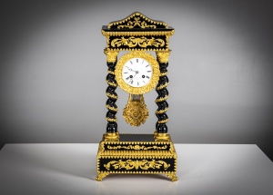 картинка Антикварные французские каминные часы-портик периода Наполеона III салоне старинных вещей "Шебби" являющийся официальным дистрибьютором в России и Беларуси