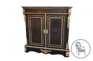 картинка Антикварный комод с бронзовой отделкой салоне старинных вещей "Шебби" являющийся официальным дистрибьютором в России и Беларуси