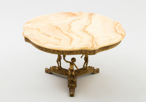 картинка Старинный столик салоне старинных вещей "Шебби" являющийся официальным дистрибьютором в России и Беларуси