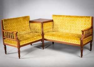 картинка Старинный угловой диван со встроенным столиком в викторианском стиле салоне старинных вещей "Шебби" являющийся официальным дистрибьютором в России и Беларуси