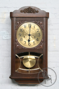 картинка Антикварные настенные часы салоне старинных вещей "Шебби" являющийся официальным дистрибьютором в России и Беларуси