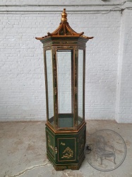 Старинная витрина восточном стиле с ручной росписью, декорированная латунными накладками код. BE4096905