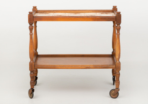 картинка Старинный столик - бар салоне старинных вещей "Шебби" являющийся официальным дистрибьютором в России и Беларуси