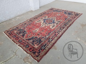 картинка Антикварный иранский шерстяной ковер салоне старинных вещей "Шебби" являющийся официальным дистрибьютором в России и Беларуси