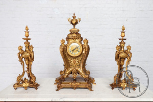 картинка Антикварные каминные часы с канделябрами с надписью на циферблате Emile Colin салоне старинных вещей "Шебби" являющийся официальным дистрибьютором в России и Беларуси