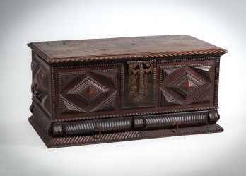 Антикварный сундук с резьбой в Готическом стиле код. RM4165413