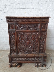 картинка Антикварный комод, декорированный плотной объемной резьбой салоне старинных вещей "Шебби" являющийся официальным дистрибьютором в России и Беларуси