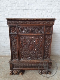 Антикварный комод, декорированный плотной объемной резьбой код. BE4097520