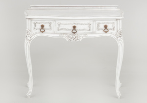 картинка Старинный консольный столик салоне старинных вещей "Шебби" являющийся официальным дистрибьютором в России и Беларуси