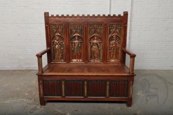 Антикварная дубовая скамейка в готическом стиле с изображением мужских и женских фигур код. BE107528